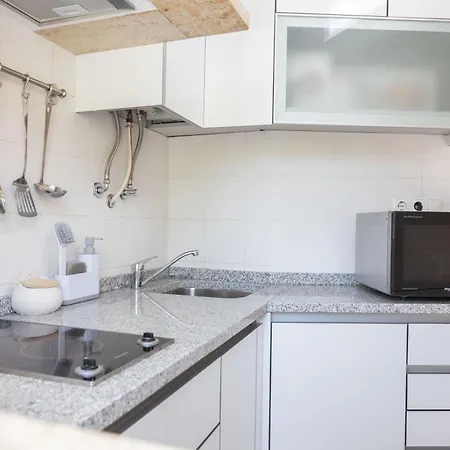 Fancy 2bdr Duplex With Patio By Lovelystay * リスボン