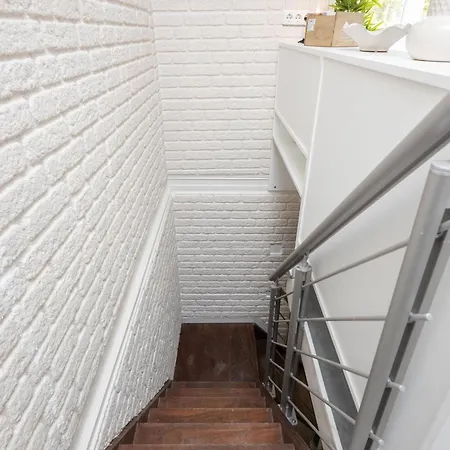 Апартаменты Fancy 2bdr Duplex With Patio By Lovelystay Лиссабон