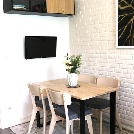 Fancy 2bdr Duplex With Patio *