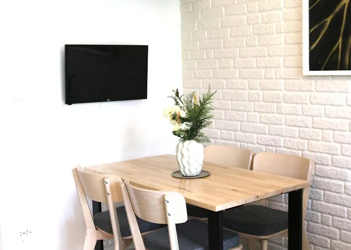 Fancy 2bdr Duplex With Patio By Lovelystay *